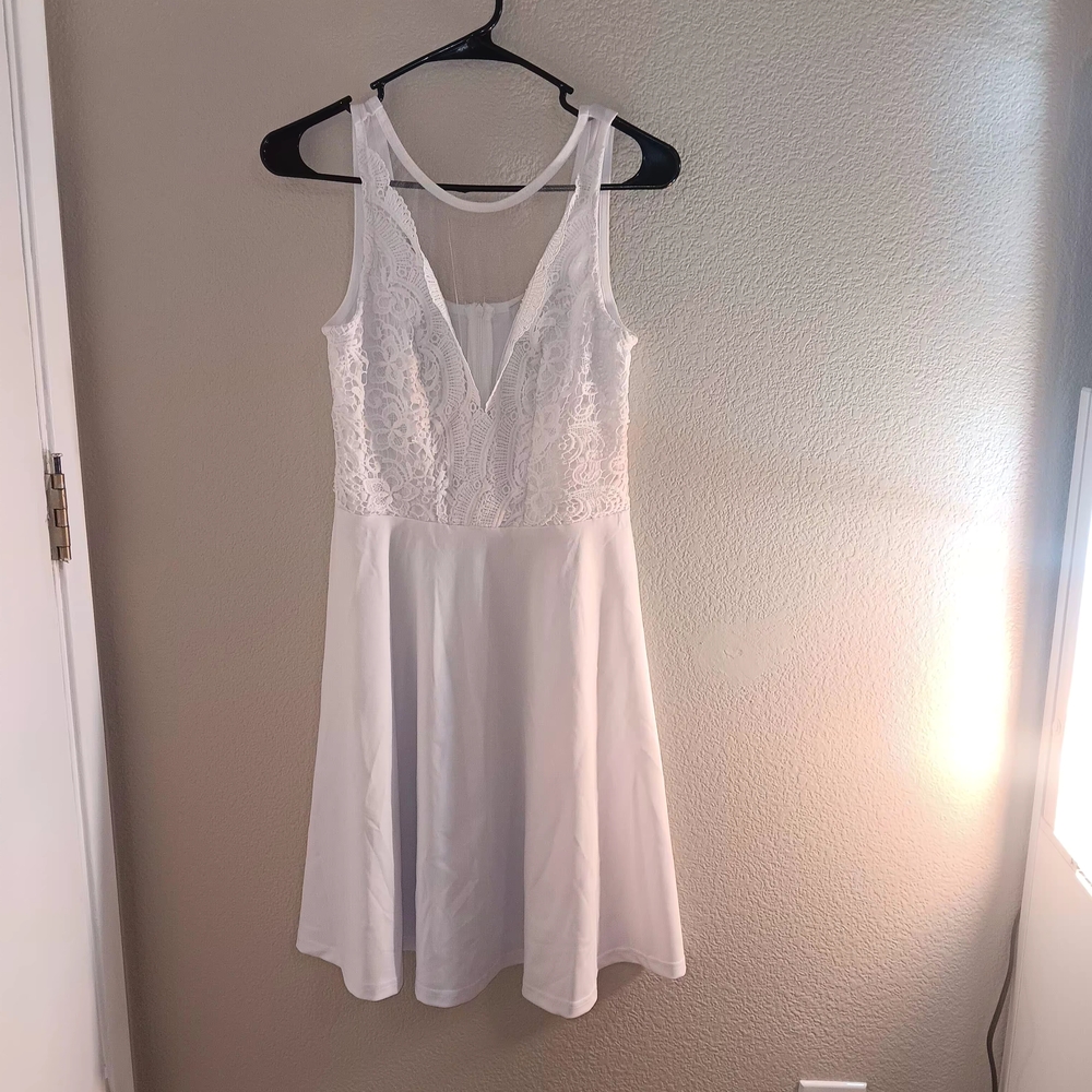 White Lace Sleeveless Dress